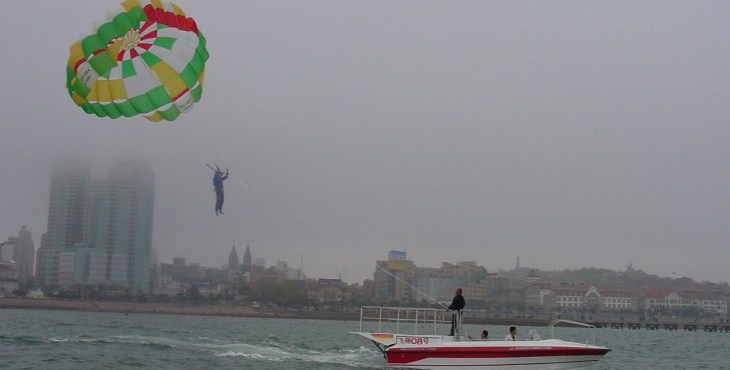 自带平台拖伞艇